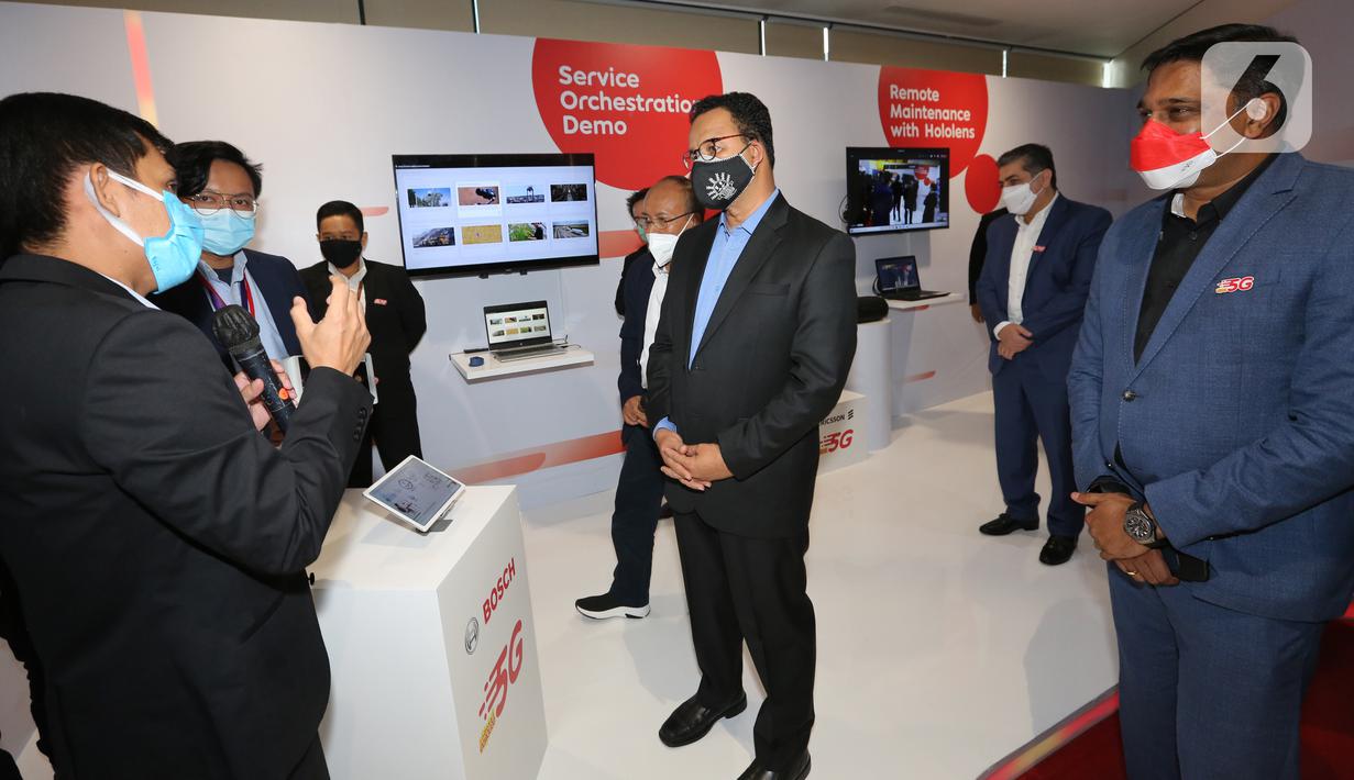 Gubernur DKI Jakarta, Anies Baswedan meninjau booth bosch pada peluncuran layanan 5G Indosat Ooredoo di Jakarta Kamis (26/8/2021). Bosch Indonesia memperkenalkan Phantom, solusi pemantauan energi berbasis cloud, yang menerapkan kecerdasan buatan (Artificial Intelligence). (Liputan6.com/Fery Pradolo)