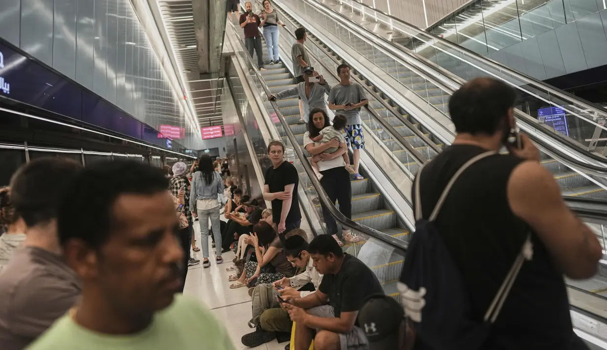 Sejumlah fasilitas umum termasuk stasiun kereta bawah tanah di Ramat Gan, dekat Tel Aviv, Israel berubah menjadi ruang perlindungan sementara di tengah serangan rudal Iran. (AP Photo/Oded Balilty)