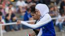 Pemain wanita Iran berebut bola dengan pemain wanita Jerman saat pertandingan Discover Football tournament di Berlin, Jerman (31/8). Pesepakbola wanita Iran tampak antusias dengan turnamen ini. (REUTERS/Stefanie Loos)