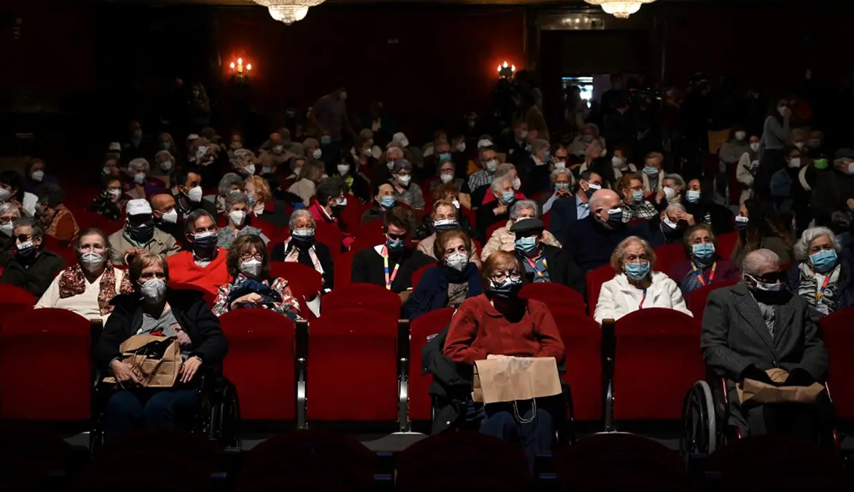 Para lansia penghuni panti jompo yang telah menerima vaksin virus corona COVID-19 menyaksikan pertunjukan di EDP Gran Via Theatre, Madrid, Spanyol, 24 Februari 2021. Pandemi COVID-19 di Spanyol mencatatkan kematian sekitar 68.000 orang dari lebih dari 3,1 juta kasus. (GABRIEL BOUYS/AFP)