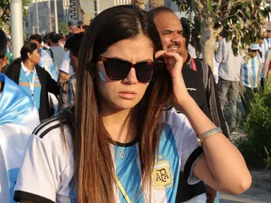 Ekspresi kekecewaan terpancar dari suporter Timnas Argentina usai tim kesayangannya dikalahkan Arab Saudi di laga perdana Grup C Piala Dunia 2022. (Bola.com/Ade Yusuf Satria)