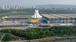 Foto dari udara pemandangan Nanning International Convention and Exhibition Center dan gedung-gedung di sekitarnya di Nanning, Daerah Otonom Etnis Zhuang Guangxi, China selatan pada 26 November 2020. China-ASEAN Expo ke-17 akan diselenggarakan di Nanning pada 27-30 November. (Xinhua/Lu Boan)