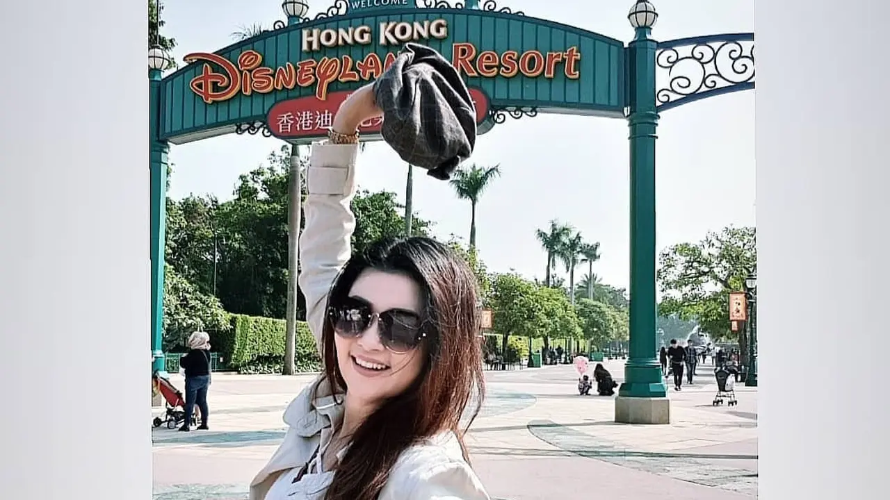 6 Pesona Ratu Dewi Imasy yang Awet Muda Bak ABG