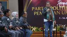 Ketua Umum Partai Negeri Daulat Indonesia (Pandai) Farhat Abbas memberikan keterangan saat mendaftarkan partai politiknya di Gedung Komisi Pemilihan Umum Republik Indonesia, Jakarta, Senin (1/8/2022). Pendaftaran calon partai politik (parpol) peserta Pemilu dimulai tanggal 1 hingga 14 Agustus 2022. (Liputan6.com/Angga Yuniar)