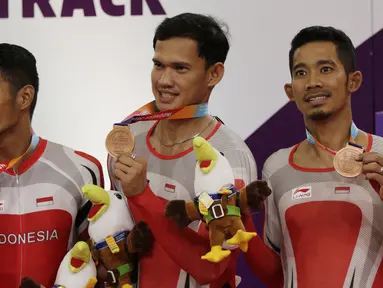 Pebalap sepeda Indonesia, Muhammad Fadli, M Habib dan Losu Marthin, menunjukan medali pada Asian Para Games di Velodrome, Jakarta, Kamis (11/10/2018). Tim Indonesia berhasil meraih medali perunggu. (Bola.com/M Iqbal Ichsan)