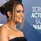 Aktris dan penyanyi Jennifer Lopez menghadiri ajang Screen Actors Guild Awards atau SAG Awards 2020 ke-26 di Shrine Auditorium Los Angeles, Minggu (19/1/2020). JLo tampil elegan mengenakan gaun hitam off shoulder dari Georges Hobeika dalam potongan minimalis yang elegan. (Frederic J. Brown/AFP)