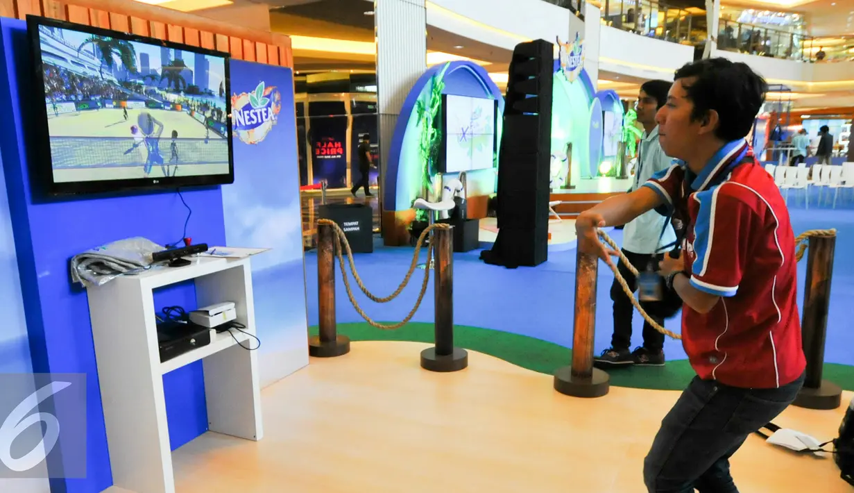 Pengunjung saat menjajal game 3D bola voli di Nestea Fun X-Freshion, Jakarta, kamis (28/4/2016). Nestea gelar Fun X-Freshion Dubs Challenge untuk mewadahi kreativitas dan ekspresi anak muda. (Liputan6.com/Yoppy Renato)