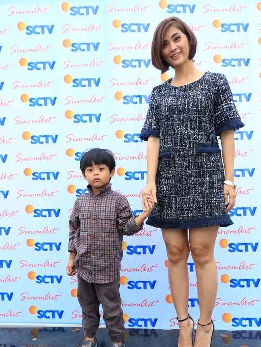 "Memang di IG atau sosmed sih biasanya kan kadang-kadang ketidaksukaan mereka langsung dituangkan di komen kan. Itu sih ya udahlah. So far komen sih aku ngerasa mereka baper aja kali ya sama karakter yang aku mainin," ujar Eva. (Adrian Putra/Bintang.com)