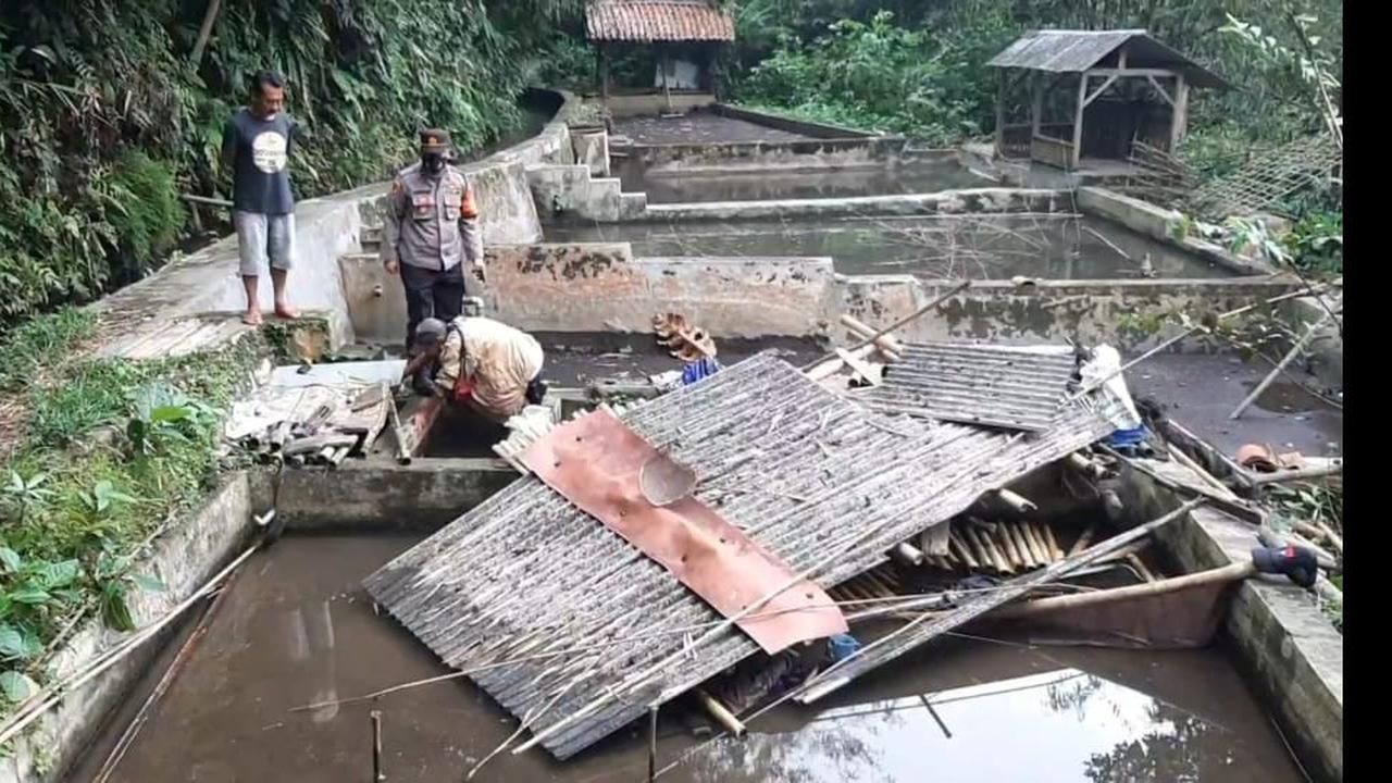 Dugaan sementara, penyebab utama tewasnya kedua korban murni akibat kecelakaan semata. Pondasi bangunan yang terbuat dari kayu dan bambu, diduga tidak kuat menahan beban bangunan.