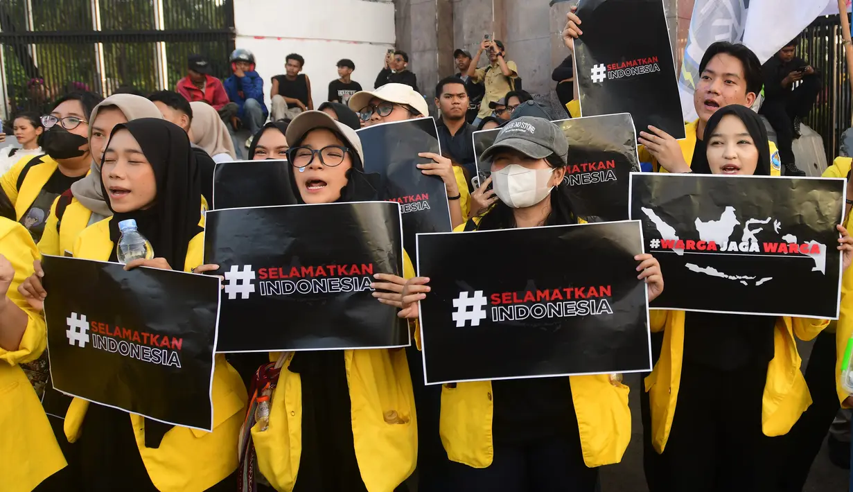 Beberapa mahasiswi dari Badan Eksekutif Mahasiswa Seluruh Indonesia (BEM SI) berunjuk rasa di depan gerbang utama gedung Majelis Permusyawaratan Rakyat (MPR), Dewan Perwakilan Rakyat (DPR), dan Dewan Perwakilan Daerah (DPD) Republik Indonesia, Jakarta, Kamis (4/9/2025). (merdeka.com/Arie Basuki)