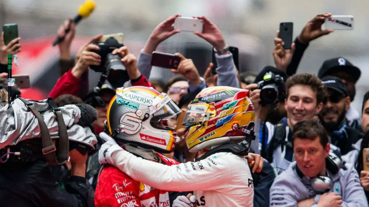 Sebastian Vettel dan Lewis Hamilton
