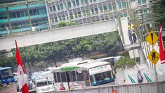Pekerja sedang menyelesaikan Jembatan Penyeberangan Orang (JPO) di Bundaran HI, Jakarta, Selasa (26/8/14). (Liputan6.com/Faizal Fanani)