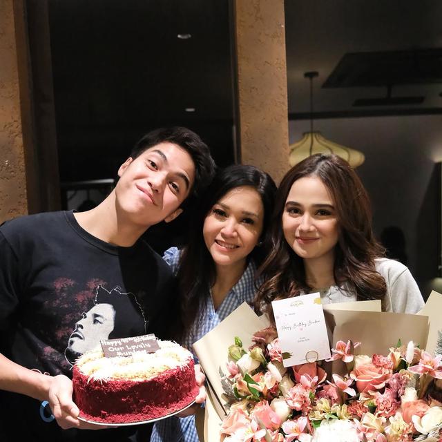 6 Potret Ultah Maia Estianty Rayakan Bareng Anak dan Calon Mantu, Alyssa Kirim Bunga