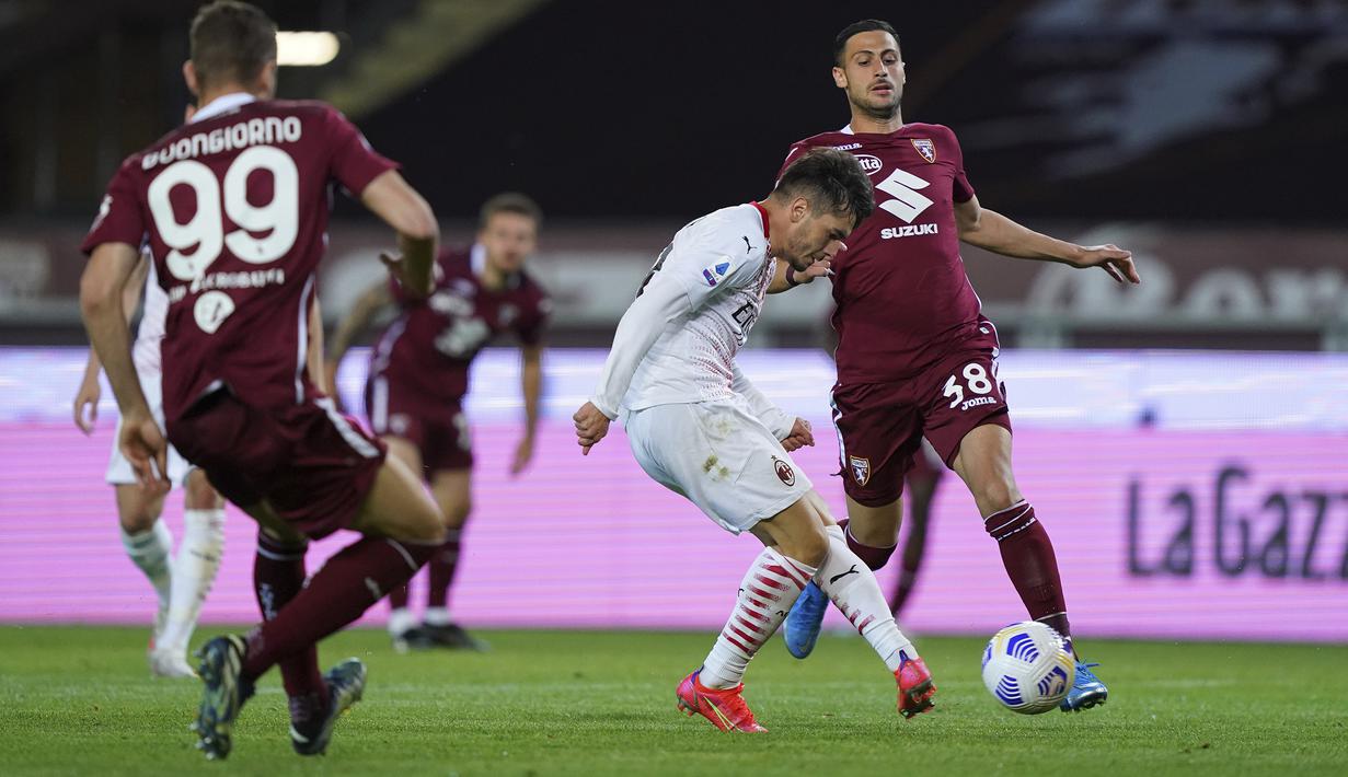Gelandang AC Milan, Brahim Diaz (kedua dari kanan) melepaskan tendangan yang berbuah gol ketiga timnya ke gawang Torino dalam laga lanjutan Liga Italia 2020/2021 pekan ke-36 di Olympic Stadium, Turin, Rabu (12/5/2021). AC Milan menang 7-0 atas Torino. (LaPresse via AP/Spada)