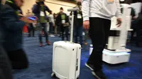 Koper pintar Ovis suitcase dari ForwardX. (dok. Robyn Beck / AFP)