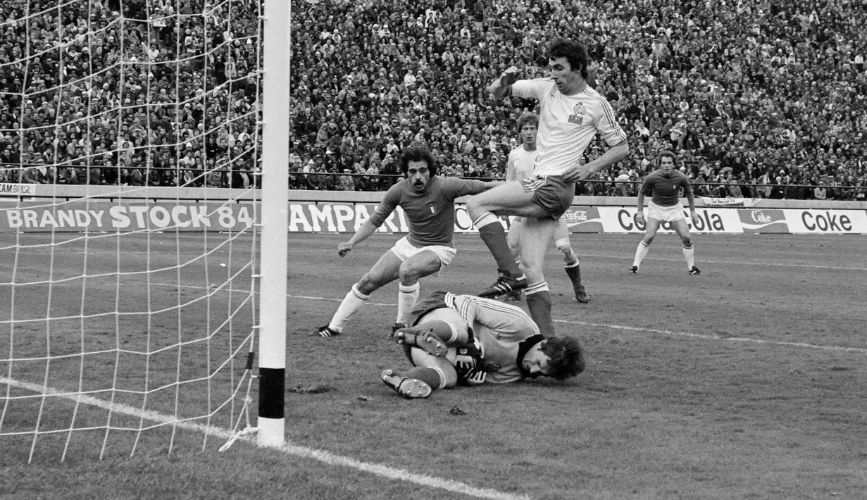 Kiper asal Italia, Dino Zoff, merupakan pesepak bola tertua yang berhasil meraih gelar Piala Dunia pada usia 40 tahun. Kapten Azzurri yang tampil memukau pada Piala Dunia 1982 itu berhasil meraih 112 caps bersama Italia. (AFP/Robert Delvac)