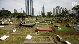 Suasana area pemakaman di Tempat Pemakaman Umum (TPU) Utan Jati, Jakarta, Kamis (11/1). Pemprov DKI melalui Dinas Kehutanan telah mengalokasikan anggaran sebesar Rp 400 miliar untuk pengadaan lahan makam TPU pada tahun ini. (Liputan6.com/Faizal Fanani)