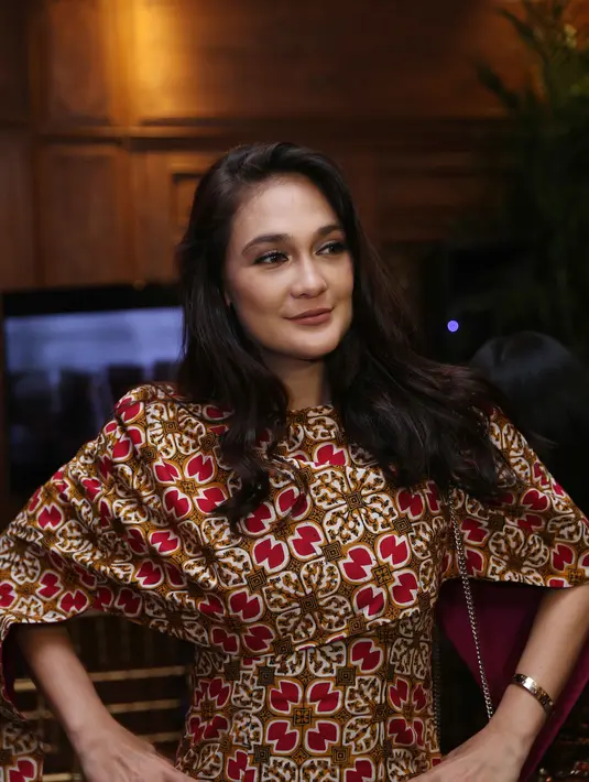 Belakangan ia mulai jarang muncul di layar kaca. Ia mengaku sedang sibuk dengan bisnis fashion. Kini ia mulai melebarkan busana batik. Hal itu dilakukan untuk menggairahkan batik sebagai warisan budaya. (Nurwahyunan/Bintang.com)