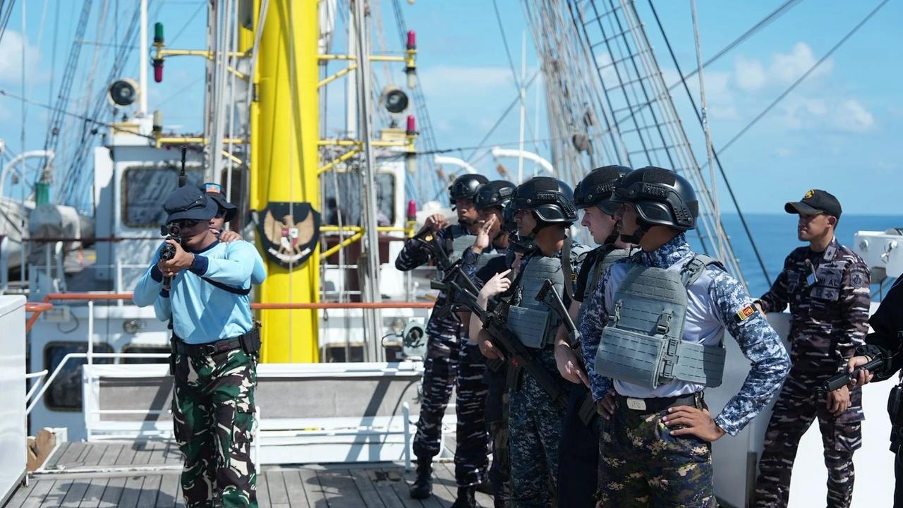 FOTO: Latihan VBSS Warnai Pelayaran Taruna ASEAN di KRI Bima Suci