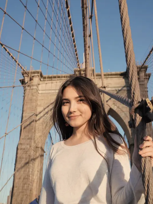 Kali ini, ia juga tampil begitu menawan dengan t-shirt sederhana. Rambutnya dibiarkan terurai natural untuk lengkapi gayanya. [Foto: Instagram/ Maria Zhang]