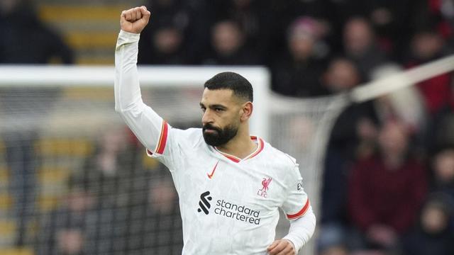 Selebrasi winger Liverpool, Mohamed Salah setelah mencetak gol pertama ke gawang Bournemouth.  (c) AP Photo/Alastair Grant