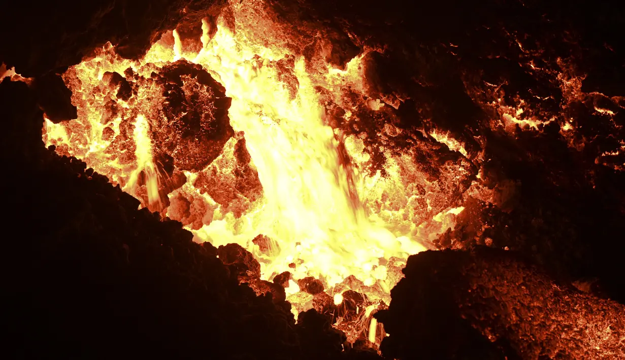 Aliran lava dari Gunung Berapi Pacaya di desa Patrocinio, San Vicente Pacaya, sekitar 60 kilometer selatan kota Guatemala pada Kamis (25/3/2021). Sejak awal Februari 2021 lalu, aktivitas Gunung Pacaya dilaporkan terus aktif. (Johan ORDONEZ / AFP)