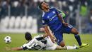 Aksi pemain Juventus, Andrea Barzagli menghadang pergerakan pemain Lyon, Corentin Tolisso (kanan) pada laga grup H Liga Champions di Juventus stadium, Turin, (2/11/2016). (AFP/Marco Bertorello)