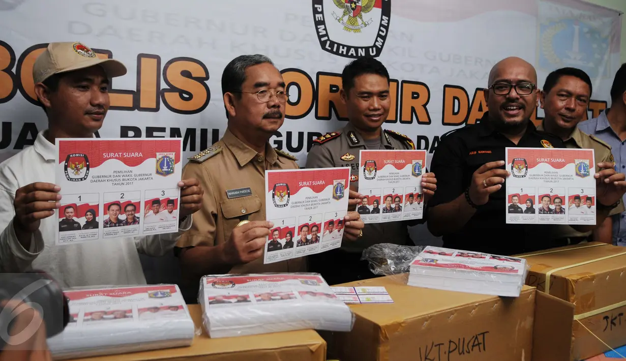 Petugas menunjukkan kertas suara Pilkada DKI Jakarta 2017 sebelum proses pelipatan di Gudang Logistik KPU Jakarta Pusat, Senin (24/1). Saat ini ada 154 dus berisi surat suara tersimpan di gudang logistik KPU Jakpus. (Liputan6.com/Gempur M Surya)
