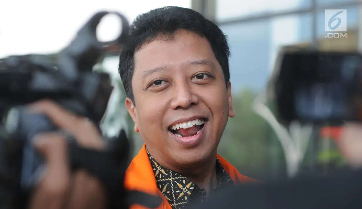 Mantan Ketua Umum PPP Muhammad Romahurmuziy alias Rommy tiba untuk menjalani pemeriksaan di Gedung KPK, Jakarta, Rabu (12/6/2019). Pemeriksaan Rommy dilakukan usai pembantarannya dicabut dari RS Polri Kramat Jati. (merdeka.com/Dwi Narwoko)