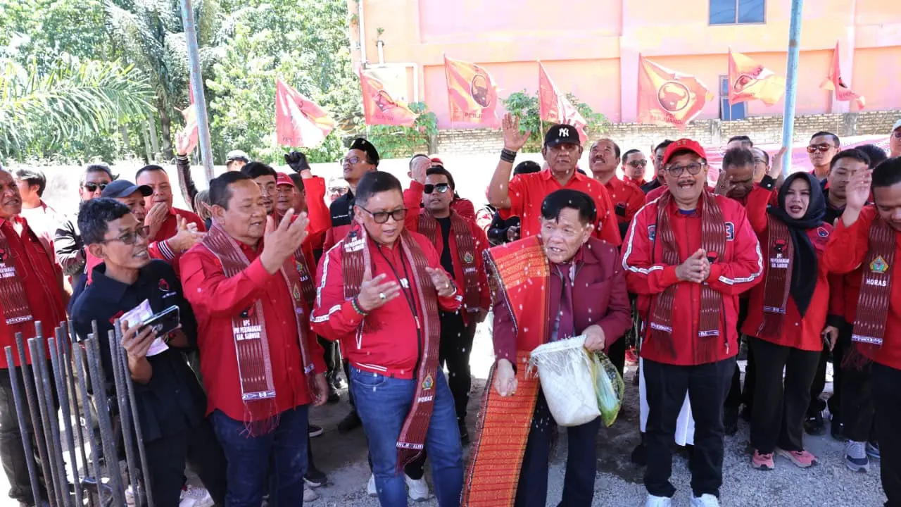 Sekretaris Jenderal DPP PDI Perjuangan Hasto Kristiyanto memimpin peletakan batu pertama (groundbreaking) pembangunan Kantor DPC PDI Perjuangan Kabupaten Samosir (Istimewa)