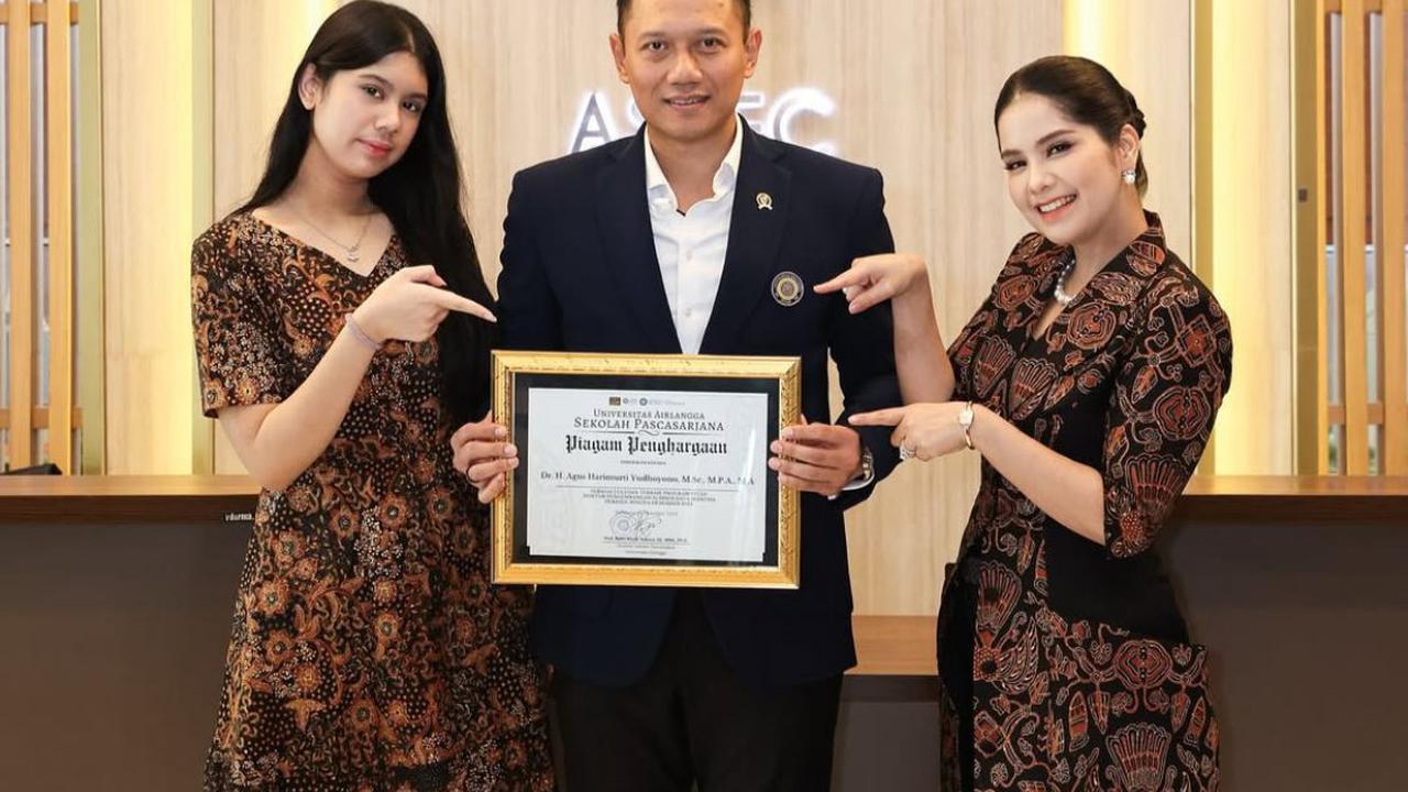 7 Potret Annisa Pohan Setia Dampingi AHY Wisuda, Sorotan Kecantikan dan Keharmonisan Keluarga yang Memukau