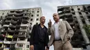 Mantan striker dan pelatih tim nasional sepak bola Ukraina Andriy Shevchenko (kiri) dan aktor Amerika Serikat Liev Schreiber berbicara kepada media di depan sebuah rumah yang telah dihancurkan oleh pemboman Rusia di Borodianka, dekat Kyiv, Ukraina, 15 Agustus 2022. Andriy Shevchenko merupakan duta besar platform penggalangan dana UNITED24 yang diluncurkan oleh Presiden Ukraina Volodymyr Zelenskyy sebagai tempat utama untuk mengumpulkan sumbangan amal untuk mendukung Ukraina. (AP Photo/Evgeniy Maloletka)