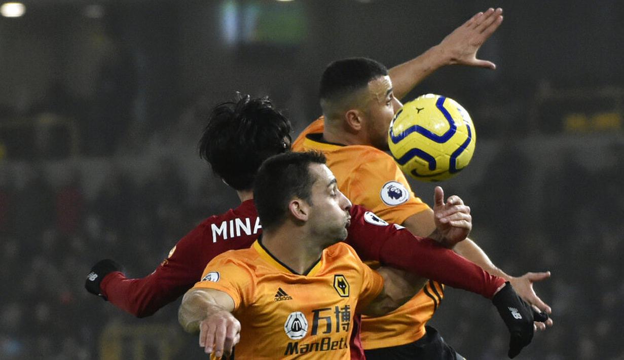 Pemain Liverpool, Takumi Minamino, duel udara dengan pemain Wolverhampton Wanderers, Romain Saiss, pada laga Premier League di Stadion Molineux, Kamis (23/01/2020). Liverpool menang dengan skor 2-1. (AP/Rui Vieira)
