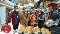 Foto Kepala Perwakilan Bank Indonesia Provinsi Jawa Tengah, Bapak Rahmat Dwisaputra saat berkunjung setiap lapak peserta UMKM di salah satu mall di kota Semarang, (foto : Titoisnau)