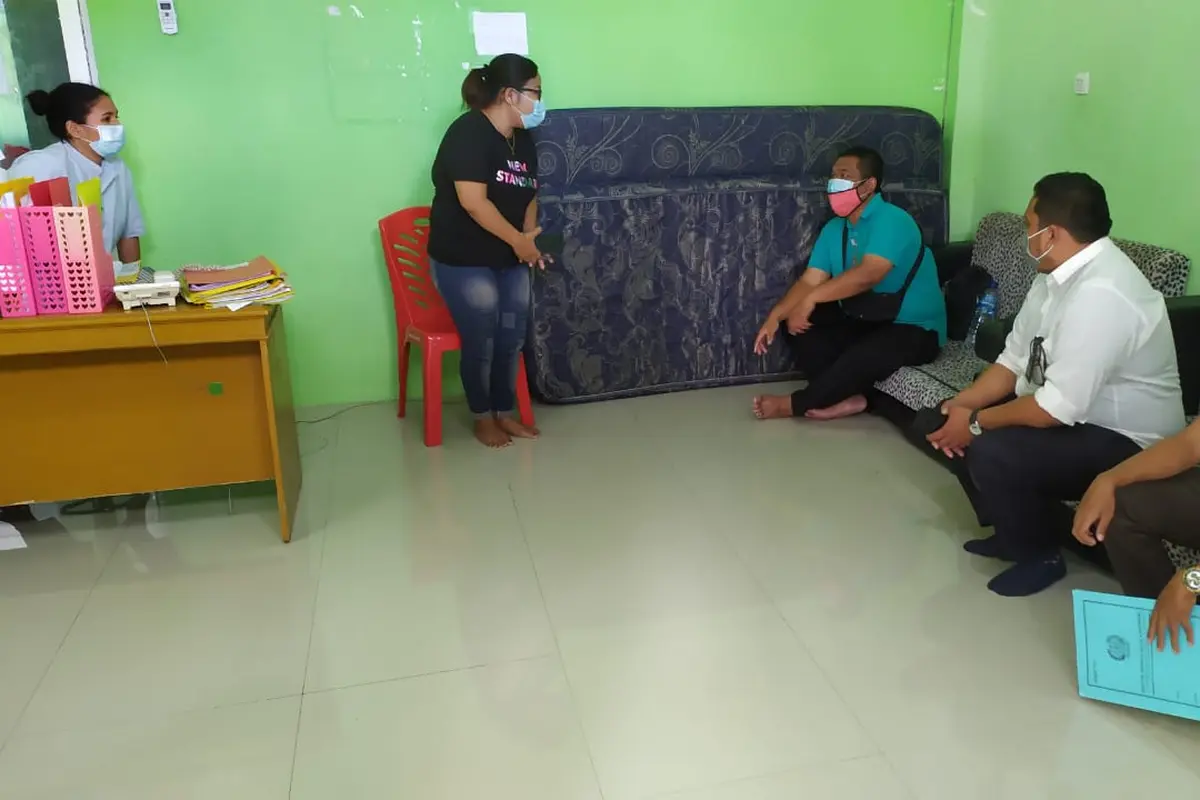 Kepala Seksi Intelijen dan Penindakan Keimigrasian pada Kantor Imigrasi Maumere menemui petugas kesehatan di Bagian Karantina RSUD Ende dalam hal perpanjangan Izin Tinggal Kunjungan seorang WNA asal USA di RSUD Ende. (Foto Istimewa)