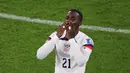 <p>Penyerang Timnas Amerika Serikat Timothy Weah melakukan selebrasi setelah mencetak gol pertama timnya pada pertandingan sepak bola Grup B Piala Dunia Qatar 2022 antara Amerika Serikat dan Wales di Stadion Ahmad Bin Ali di Al-Rayyan, Doha, Qatar, Senin (21/11/2022). Meski baru berusia 22 tahun, Weah Jr termasuk dalam sederet striker muda terbaik AS yang telah mengantongi 25 caps sejak debut di 2018. (ADRIAN DENNIS/AFP)</p>