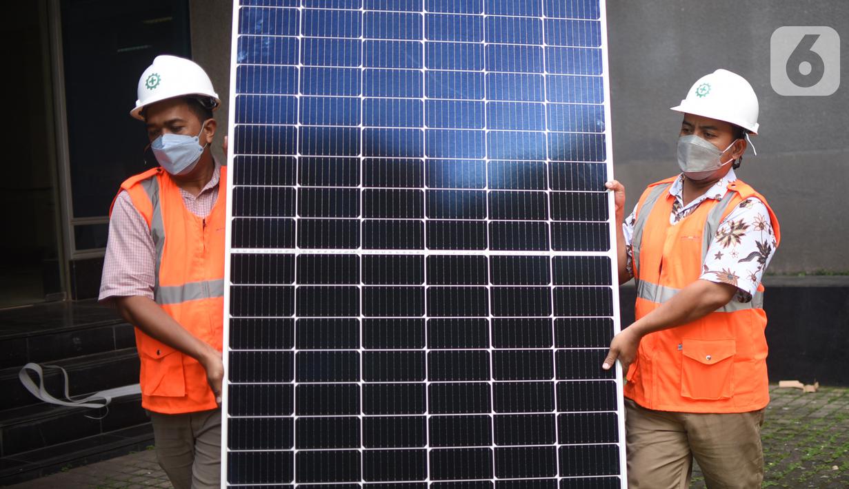 Teknisi membawa panel surya Utomo SolaRUV di Jakarta (31/12/21). Utomo SolaRUV mendorong masyarakat yang ingin memulai Usaha Mikro, Kecil, dan Menengah (UMKM) untuk menjadi Mitra Juragan Atap Energi Surya sebagai peluang bisnis yang baik, bersih dan menjanjikan. (Liputan6.com/HO/Andrey)