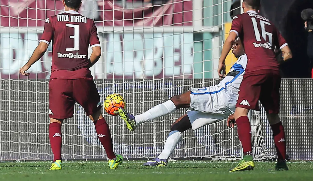 Pemain Inter Milan Geoffrey Kondogbia saat mencetak gol pada lanjutan Liga Italia Serie A di Stadion Olympic, Turin, MInggu (8/11/2015) WIB. Inter menang 1-0. (AFP Photo/Marco Bertorello) 