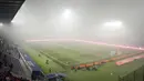 Laga yang berlangsung di Stadion Renato Dall'Ara diwarnai dengan kabut tebal yang menutupi seluruh markas Bologna tersebut. (LaPresse via AP/Massimo Paolone)