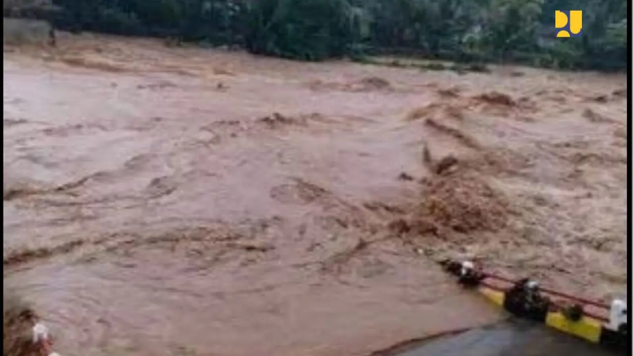 Jembatan Cipatujah mengalami kerusakan akibat hujan lebat dan debit banjir Sungai Ciandum Cipatujah yang tinggi. (Foto: Kementerian PUPR)