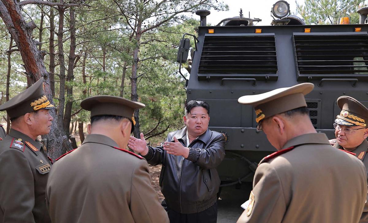 FOTO: Kim Jong Un  Mengawasi Uji Coba Rudal Serangan Nuklir