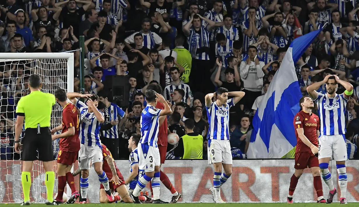 Pemain Real Sociedad tampak kecewa setelah gagal mencetak gol ke gawang AS Roma pada babak 16 besar leg kedua di Stadion Reale Arena, Jumat (17/3/2023). AS Roma cukup mengamankan hasil imbang tanpa gol kontra Real Sociedad dalam laga leg kedua babak 16 besar Liga Europa 2022-2023, Jumat (17/3/2023). (AP Photo/Alvaro Barrientos)