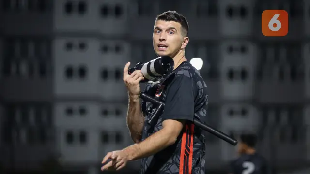 Foto: Tingkah Kocak Ondrej Kudela, Jadi Fotografer Dadakan saat Sesi Latihan Persija Jelang Laga Terakhir di BRI Liga 1 2022/2023