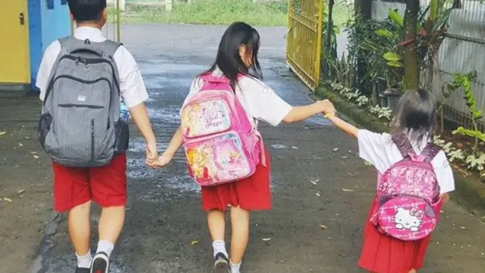 Hari Pertama Sekolah, Dua Benda Ini Bikin Ribet Generasi 90-an!