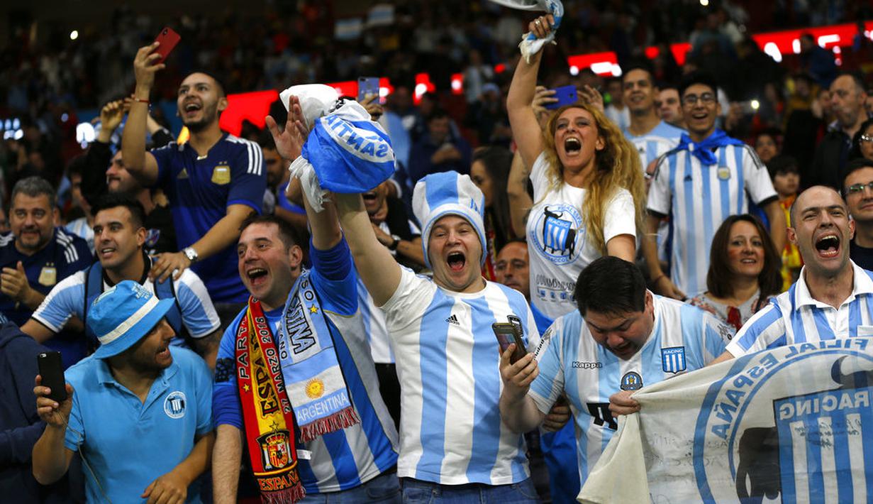 Suporter Argentina memberikan dukungan saat timnya melawan Spanyol pada laga uji coba di Wanda Metropolitano stadium, Madrid, (27/3/2018). Spanyol menang telak 6-1 atas Argentina. (AP/Francisco Seco)