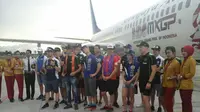 Peserta Sriwijaya Air MXGP 2017 berpose bersama di Bandara Depati Amir, Pangkalpinang, Bangka Belitung, Jumat (3/3/2017). (Liputan6.com/Defri Saefullah)