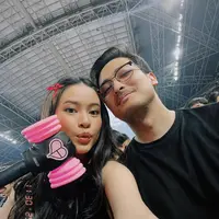 Dalam foto yang ia bagikan, terlihat seorang perempuan bergaya manis dan feminin yang memancarkan coquette vibes kuat, cocok untuk suasana konser K-pop. [@hanggini].
