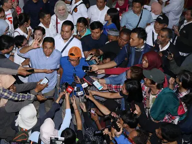 Cagub DKI Jakarta, Anies Baswedan mengangkat tangan jelang menjawab pertanyaan wartawan usai melakukan tatap muka dan tanya jawab dengan pemuda di GOR Jakarta Timur, Rabu (4/1). (Liputan6.com/Helmi Fithriansyah)