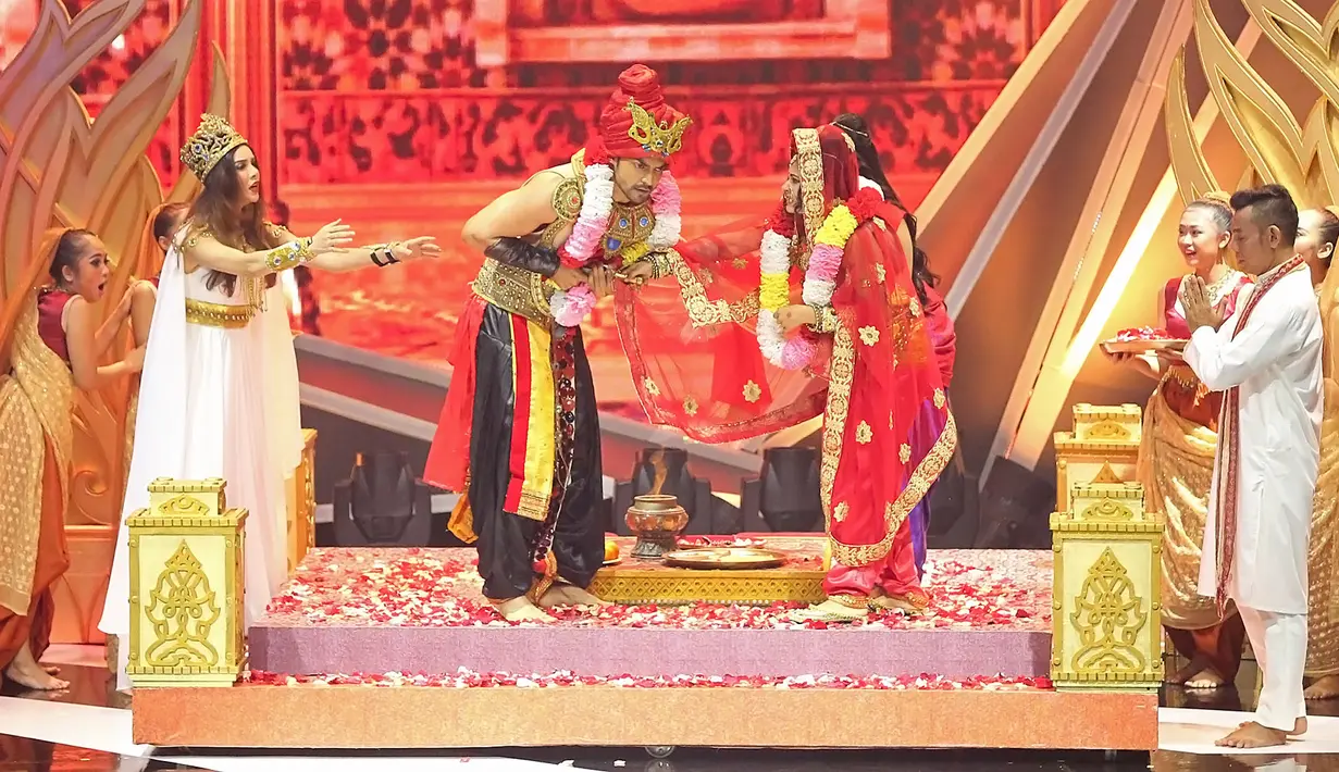 “Nandini, kau ibaratkan apa dirimu, roti cokelat? Roti Keju? Martabak? Kroket? Bakwan? Ayolah...Aku ingin memesannya. Aku mau kamu” ujar Chandra, dan disambut tawa penonton yang teringat akan Dilan 1990. (Bambang E.Ros/Bintang.com)