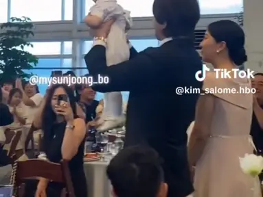 Kim Hyun Joong bersama anak dan istri (Foto: TikTok/ mysol_khj)